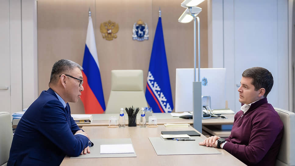Губернатор ЯНАО Дмитрий Артюхов (справа) провел рабочую встречу с главой Тазовского района Виктором Югаем (слева)