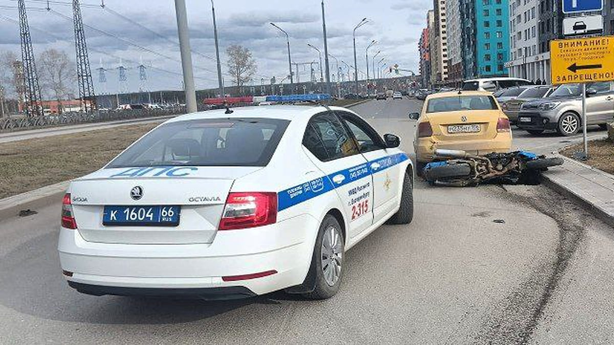 В Екатеринбурге мотоциклиста в аварии отбросило в столб, он скончался на  месте – Коммерсантъ Екатеринбург