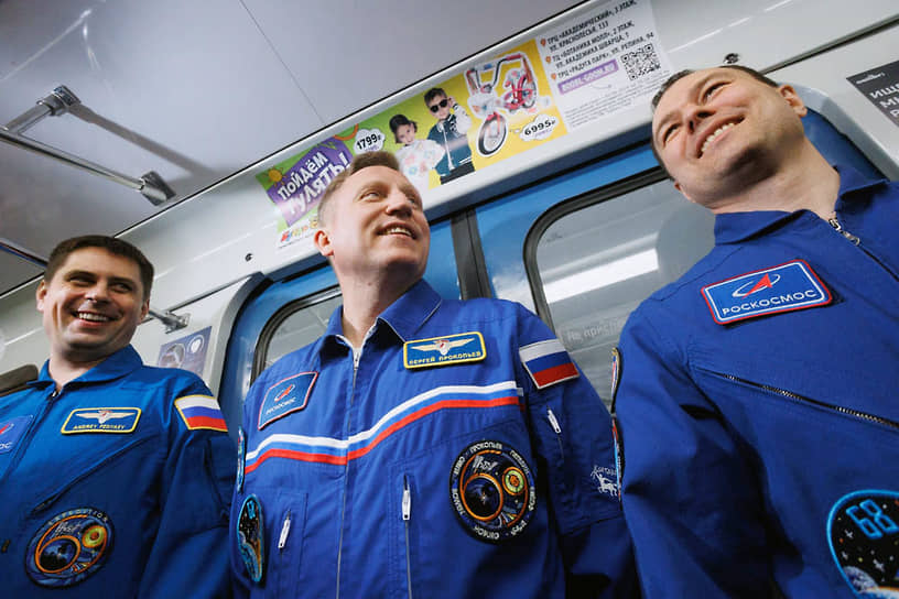 Слева направо: уральские космонавты Андрей Федяев, Сергей Прокопьев и Дмитрий Петелин во время церемонии.