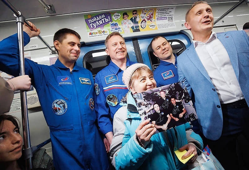 Уральские космонавты Андрей Федяев (слева), Сергей Прокопьев (в центре) и Дмитрий Петелин (второй справа) во время церемонии