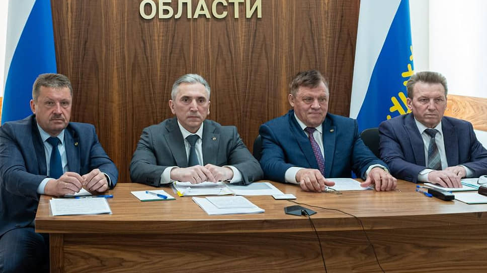 Губернатор Тюменской области Александр Моор (второй слева) доложил президенту России Владимиру Путину о паводковой обстановке в регионе