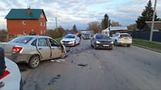 В Екатеринбурге в ДТП с двумя легковушками пострадали четыре человека