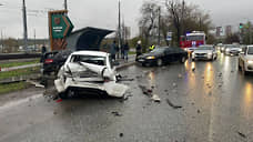 В Екатеринбурге в массовом ДТП пострадали два человека