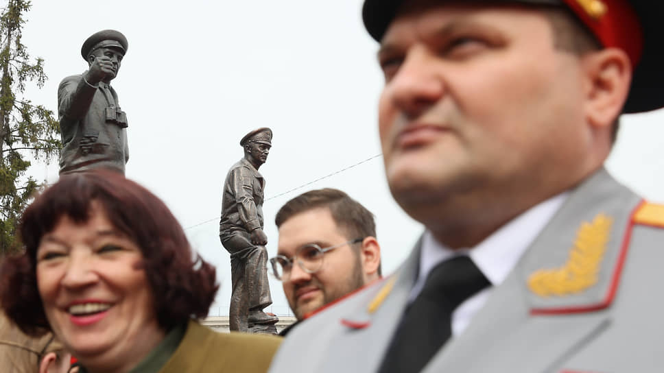 Торжественная церемония открытия памятника Герою СССР генерал-полковнику Валерию Востротину