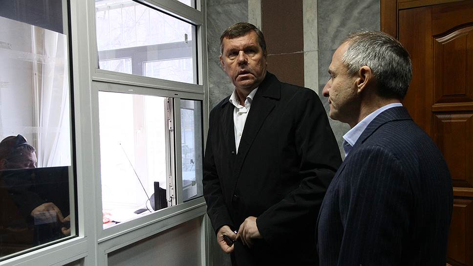 Бард Александр Новиков (слева) и бывший заместитель министра экономики Свердловской области Михаил Шилиманов (справа) в Ленинском районном суде