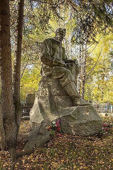 В 1961 году над могилой писателя на Ивановском кладбище был установлен памятник работы скульптора А. Степановой и архитектора М. Минц. Фотография монумента затем публиковалась на открытках, посвященных Свердловску.