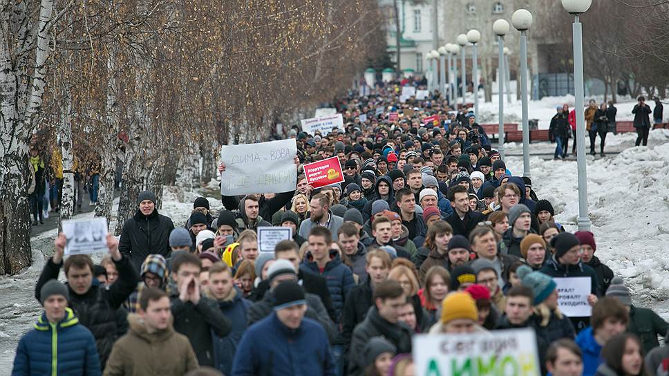 Мтитнгующие в Екатеринбурге прошли колоннами от площади Труда до Ельцин-центра