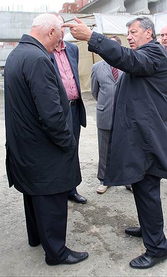 Основным политическим оппонентом губернатора Эдуарда Росселя считался мэр Екатеринбурга Аркадий Чернецкий, руководивший городом с 1992 по 2010 годы. Открытое противостояние областных и городских элит продолжалось даже после их отставок 