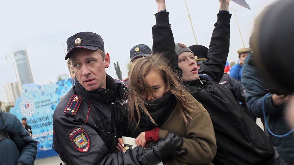 Фотогалерея &quot;Ъ-Урал&quot; с митинга сторонников Алексея Навального на площади Труда
