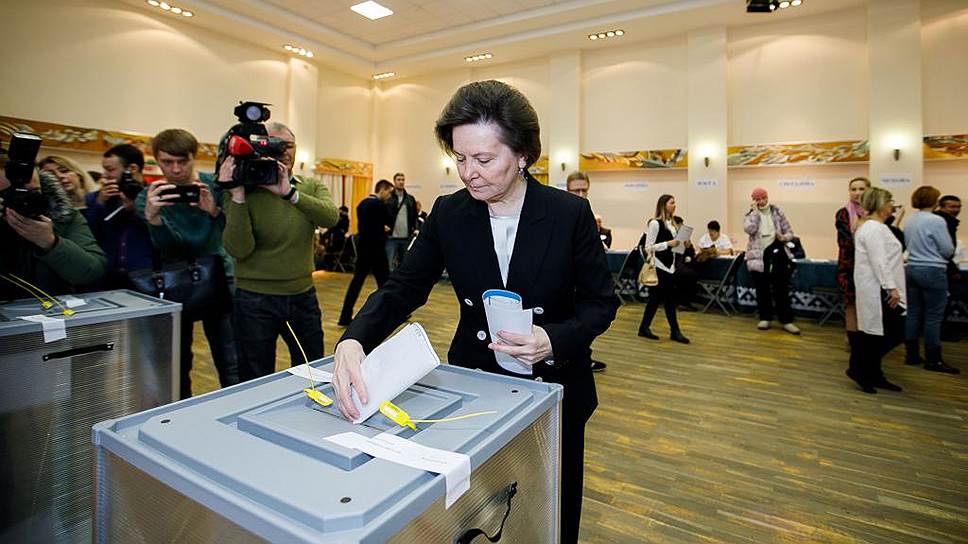 Губернатор Ханты-Мансийского автономного округа-Югры Наталья Комарова на избирательном участке. 