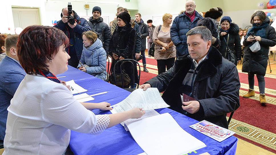 Губернатор Ямало-Ненецкого автономного округа Дмитрий Кобылкин на избирательном участке. 