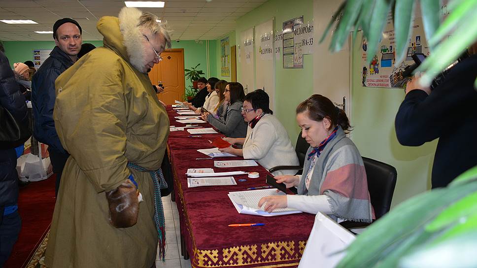 На Ямале явка избирателей оказалось одной из самых высоких в стране – 91,9%. Оленевод из Ямальского района Евгений Худи специально для того, чтобы проголосовать, проехал на снегоходе около 200 км до избирательного участка. 