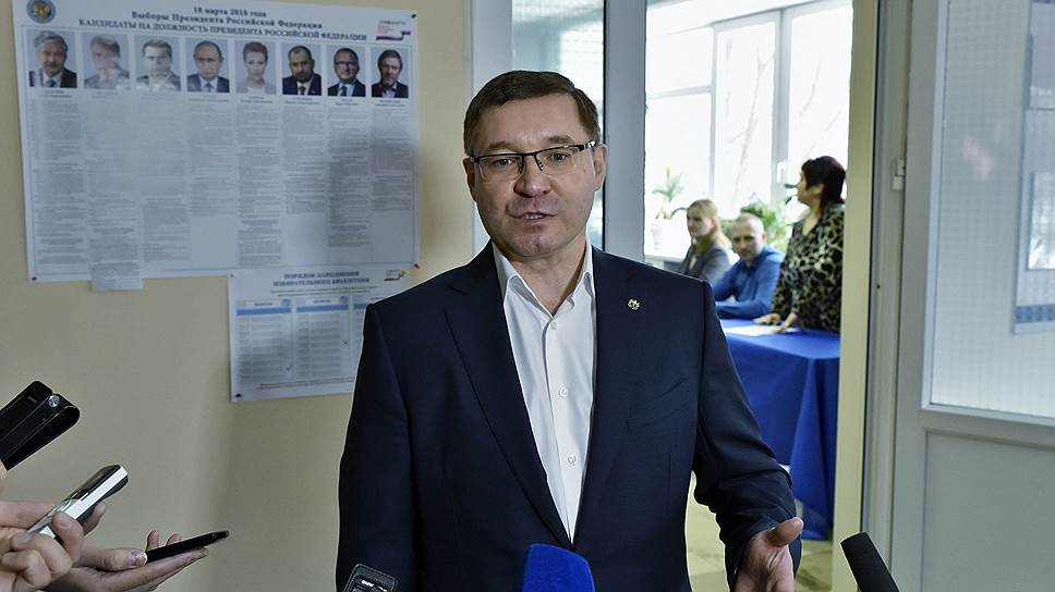 Губернатор Тюменской области Владимир Якушев на избирательном участке.