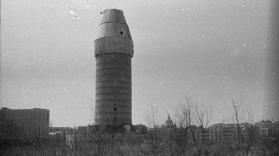 Строительство новой телевизионной башни началось в конце 1983 года по решению горисполкома Свердловска на улице 8 Марта рядом со зданием цирка. Предполагалось, что на нее будут перенесены все городские телерадиопередающие мощности для распространения зоны покрытия на всю Свердловскую область. 