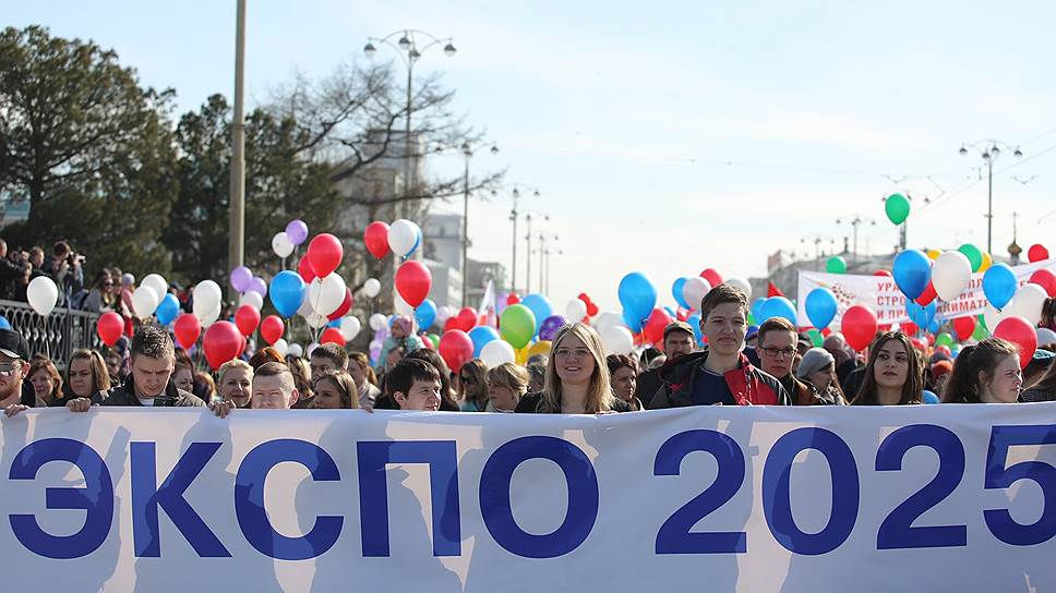 В числе традиционных лозунгов находился плакат в поддержку заявки Екатеринбурга на право принять Всемирную универсальную выставку «Экспо-2025» с лозунгом «Экспо-2025 – 40000 новых рабочих мест».