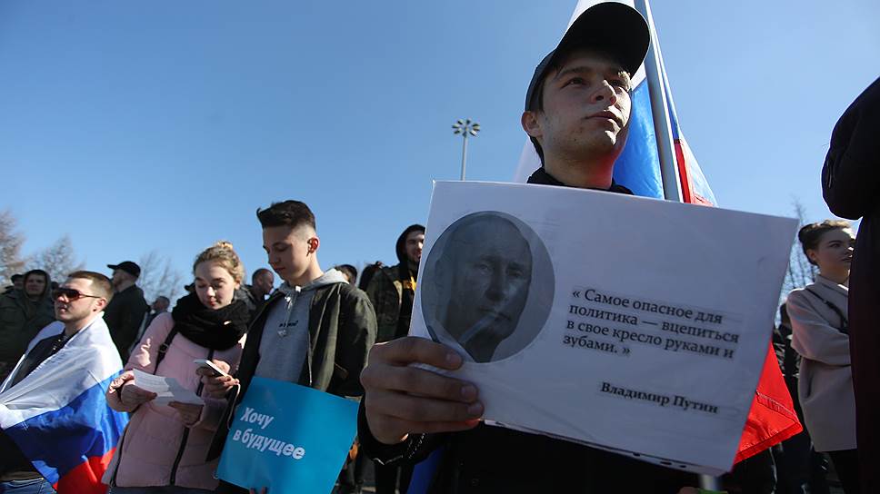 Движение митингующих сопровождалось лозунгами «Путина в отставку», «Жулики и воры, пять минут на сборы», «Смогла Армения, сможем и мы».