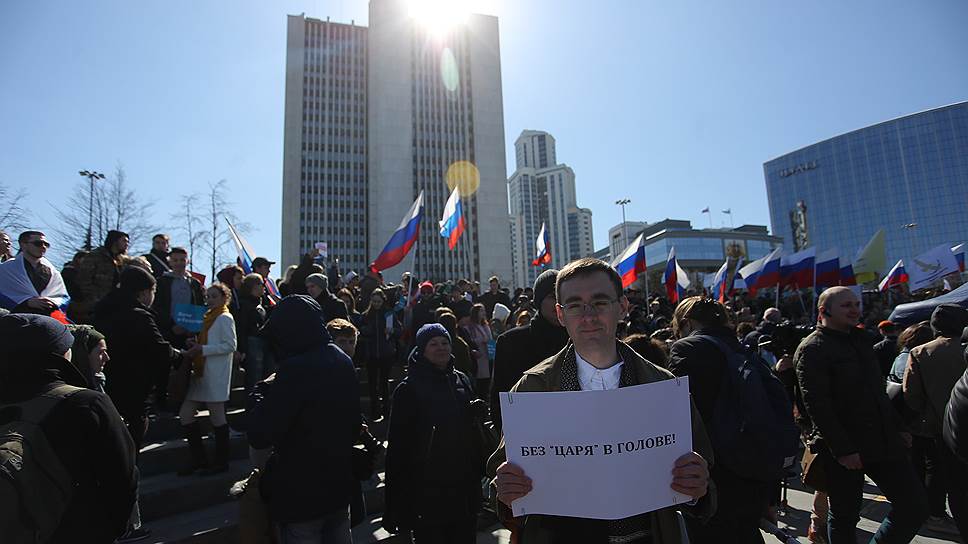 Изначально сторонники Алексея Навального собрались напротив здания правительства Свердловской области. 