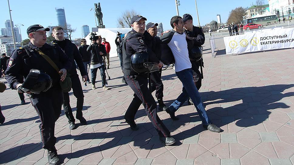 По предварительным данным, задержан один участник митинга Игорь Нелогов.