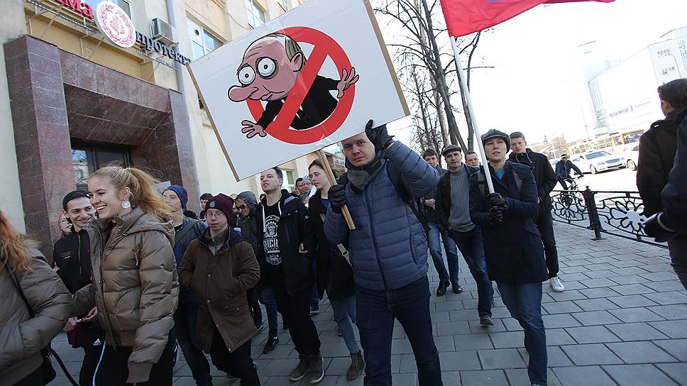 Несколько раз протестующие прошлись по проспекту Ленина.