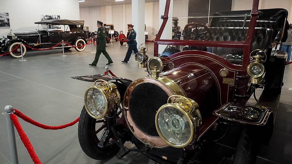 Первый этаж посвящен автомобилям конца XIX – начала XX века: от миниатюрных легких вуатюреток до автомобилей высшего класса. 
