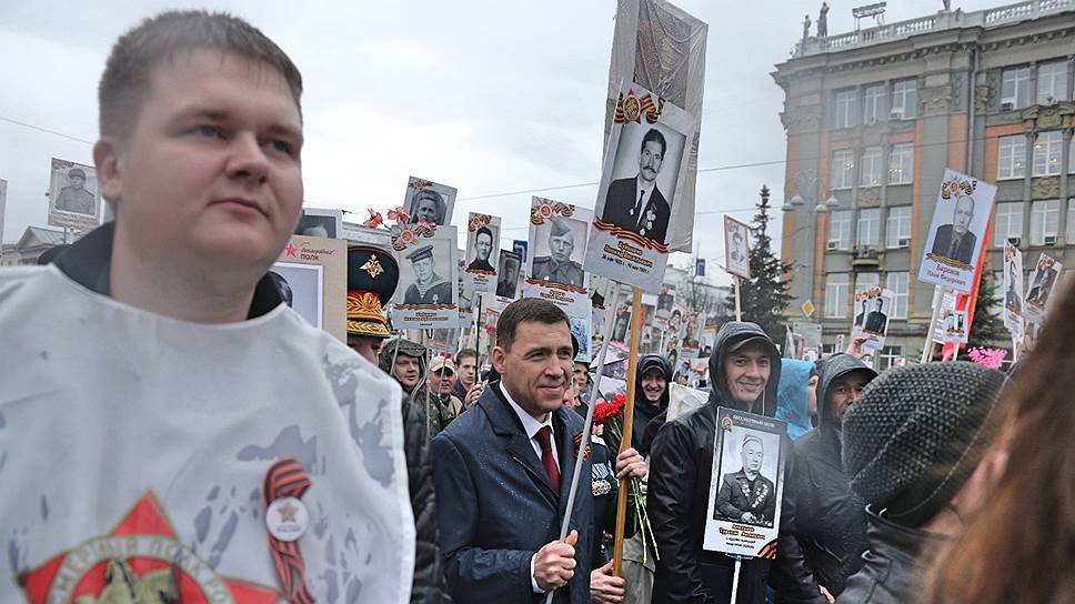 Губернатор Евгений Куйвашев после парада присоединился к «Бессмертному полку» с портретом своего деда – участника Великой Отечественной войны.