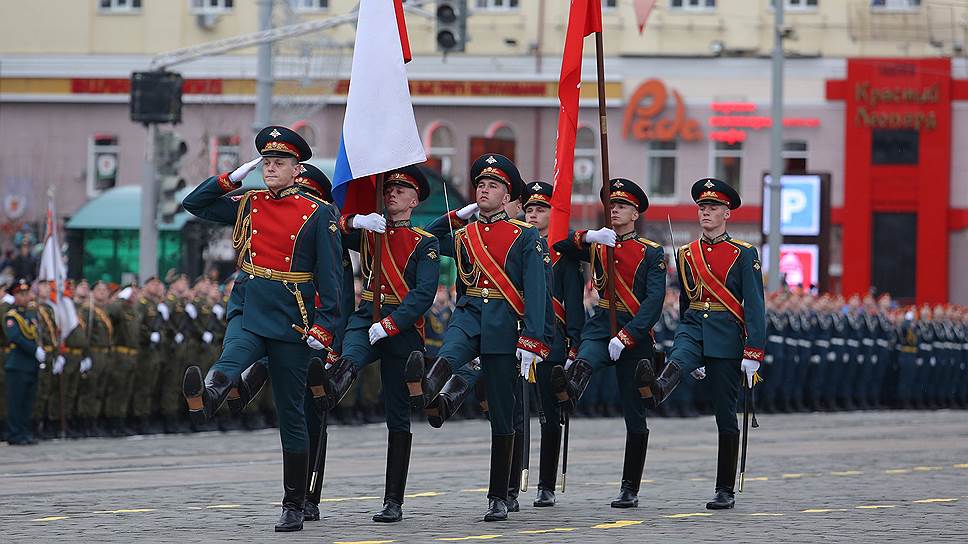 Ровно в 10 часов утра на площадь 1905 года внесли государственный флаг России и копию Знамени Победы. 