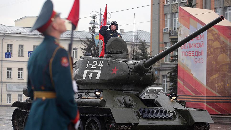 Механизированную колонну возглавил легендарный танк Т-34. 
