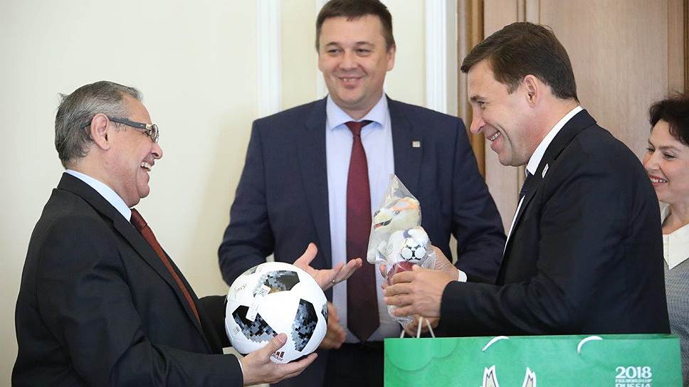 Губернатор Свердловской области Евгений Куйвашев (справа) встретился с послом Египта в России Ихабом Насром (слева). Посол прибыл в Екатеринбург поддержать свою национальную сборную по футболу во время игры с командой Уругвая.