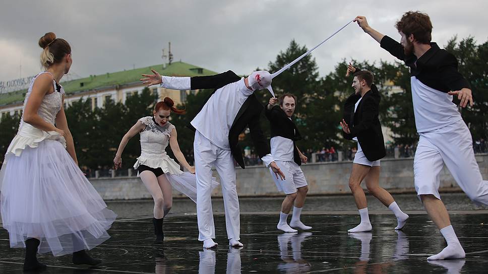 Фестиваль Ural Music Night прошел в Екатеринбурге на 115 площадках в ночь с 29 на 30 июня. Театр &quot;Провинциальные танцы&quot;.
