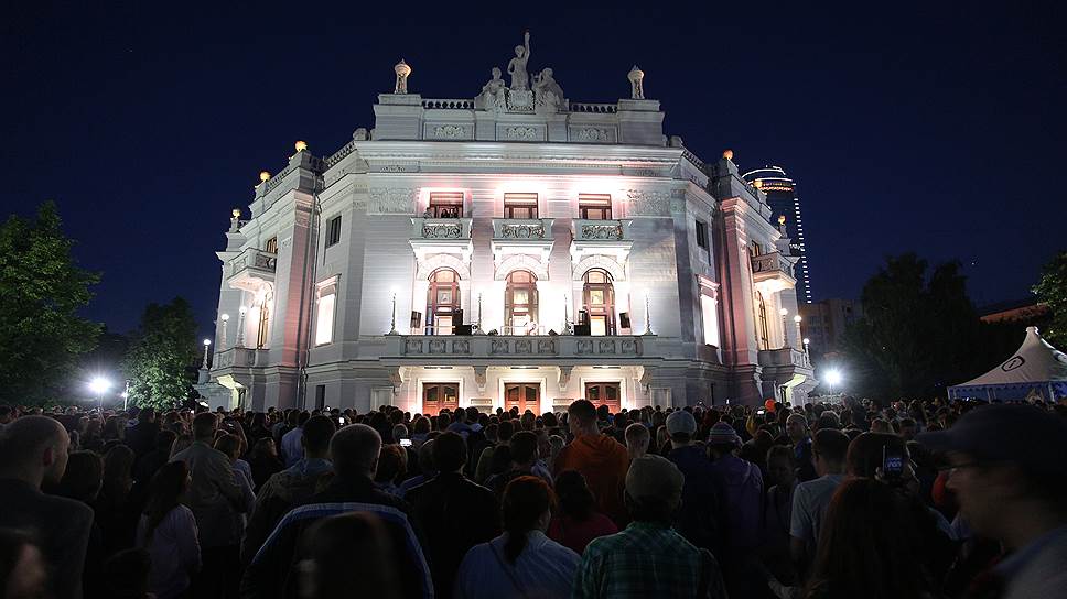 Фестиваль Ural Music Night прошел в Екатеринбурге на 115 площадках в ночь с 29 на 30 июня. Арии с балкона оперного театра.