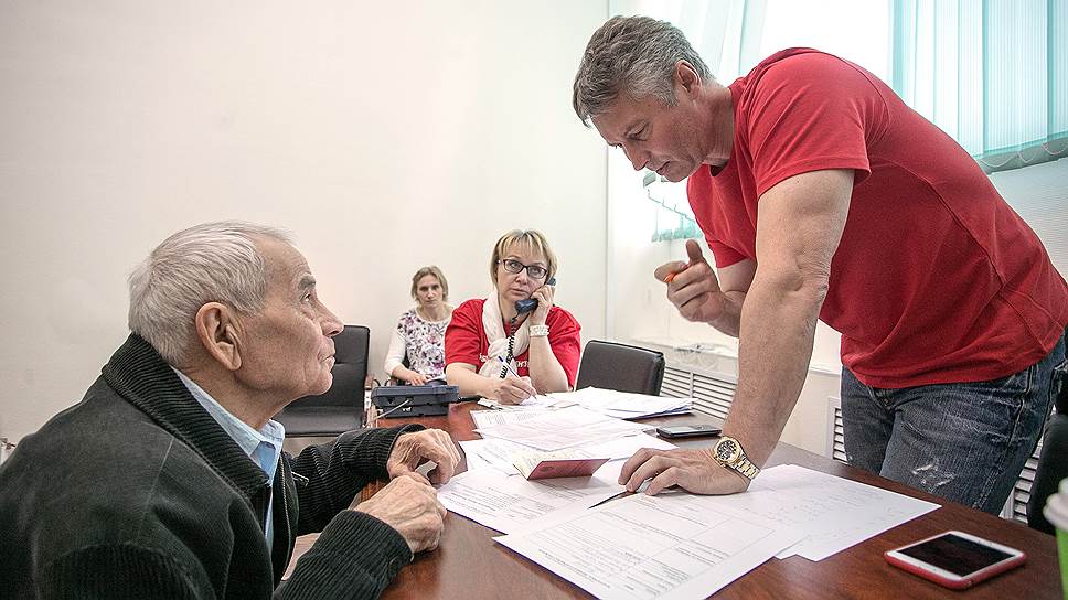 Глава Екатеринбурга Евгений Ройзман (справа) во время последнего приема населения.