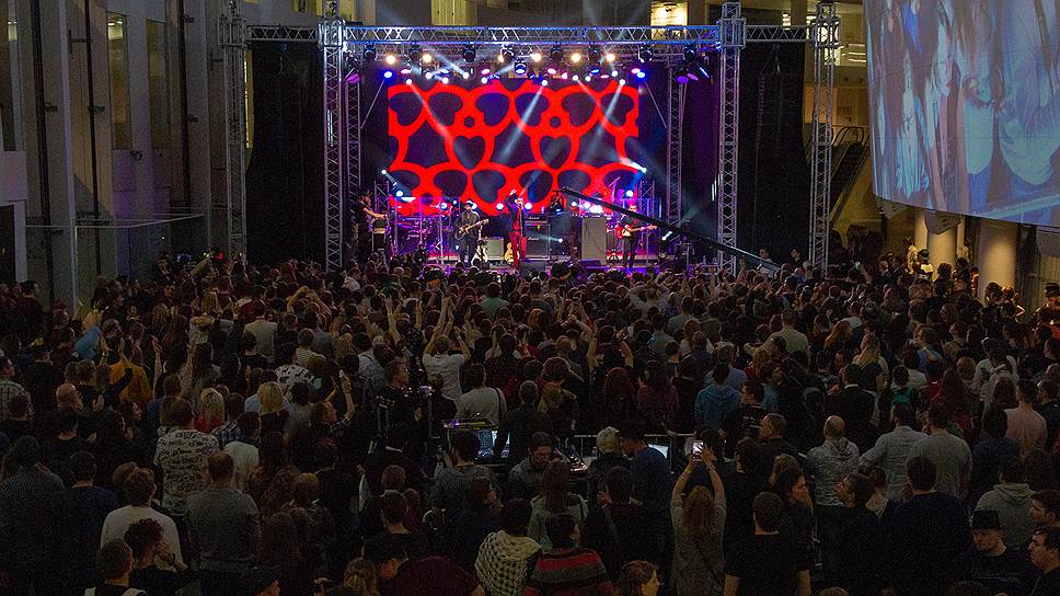 Фестиваль «Старый новый рок» 13 января прошел в Екатеринбурге на четырех площадках Ельцин Центра. Найк Борзов.