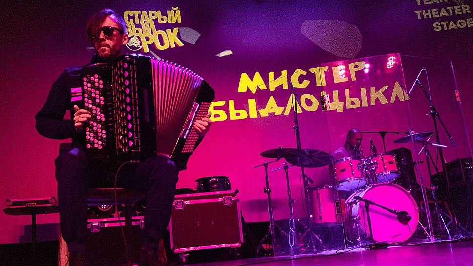 Фестиваль «Старый новый рок» 13 января прошел в Екатеринбурге на четырех площадках Ельцин Центра. Группа &quot;Мистер Быдлоцыкл&quot;.