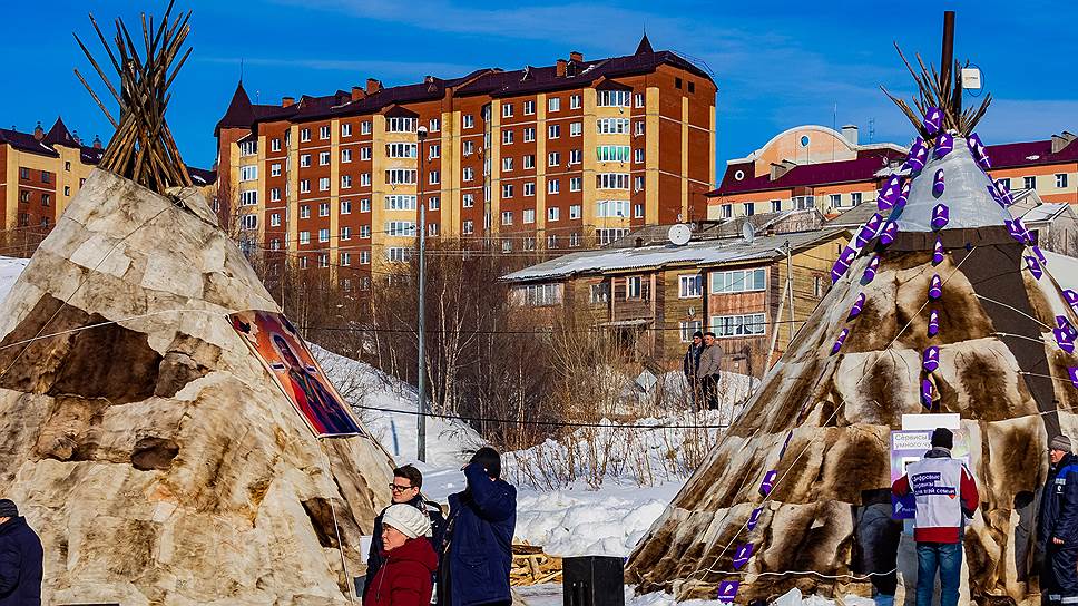 День оленевода в Салехарде (Ямало-Ненецкий автономный округ). Чумы на фоне многоквартирных домов.