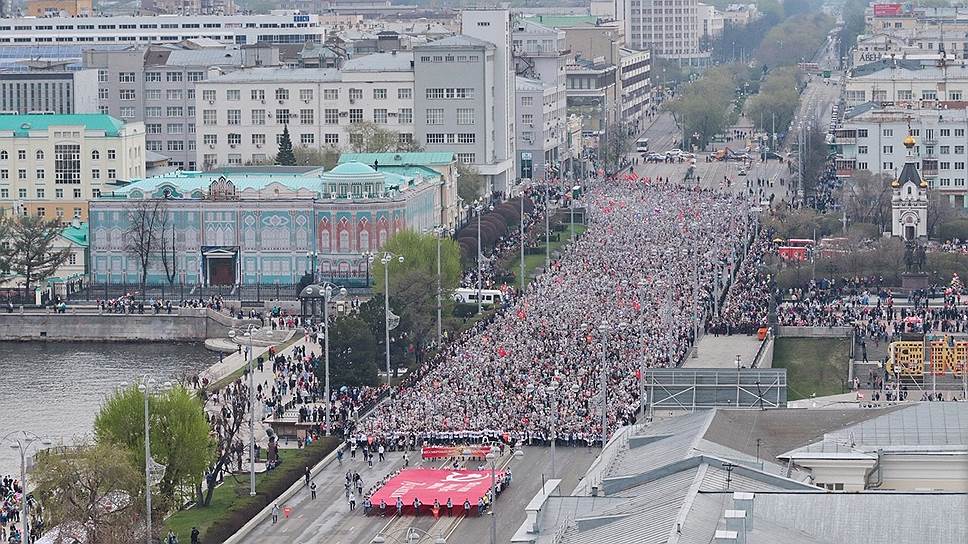 Шествие &quot;Бессмертного полка&quot; в Екатеринбурге 9 мая.