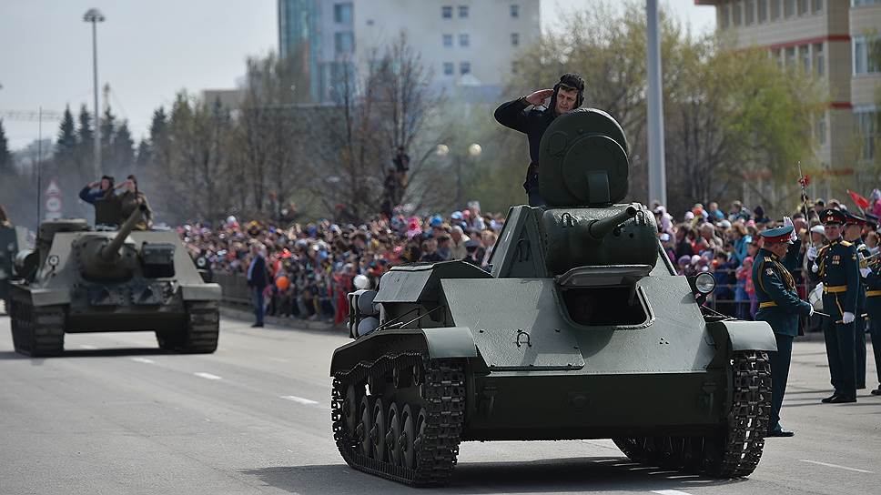 Торжественное шествие военной техники времен Великой Отечественной войны в Верхней Пышме