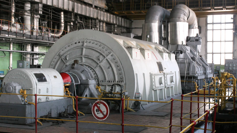 Турбогенератор в машинном цехе Верхнетагильской ГРЭС