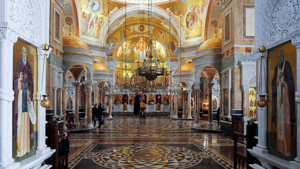 В 1994 году Священный Синод специальным указом возродил Ново-Тихвинский женский монастырь