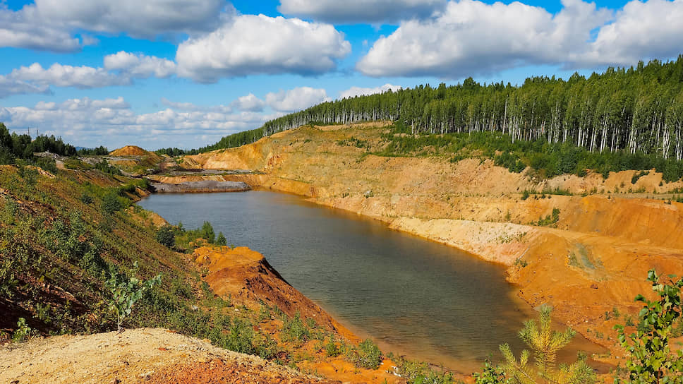 Дегтярск. Территория рядом с заброшенными шахтами по добыче серного и медного колчедана
