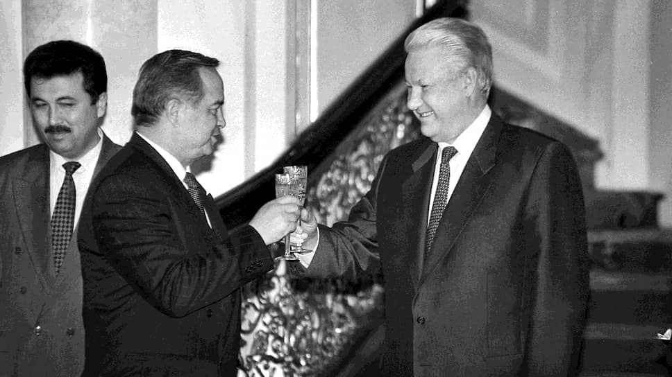 Президент Узбекистана Ислам Каримов (в центре) и Борис Ельцин (справа) во время встречи в Кремле. 1994 год

