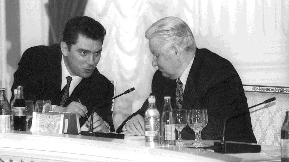 1998 год. На тот момент исполняющий обязанностей вице-премьера России Борис Немцов (слева) и Борис Ельцин (справа) во время проводов стажеров за границу.

