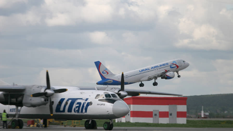 Самолеты авиакомпаний Utair и &quot;Уральские авиалинии&quot; в аэропорту &quot;Кольцово&quot;.