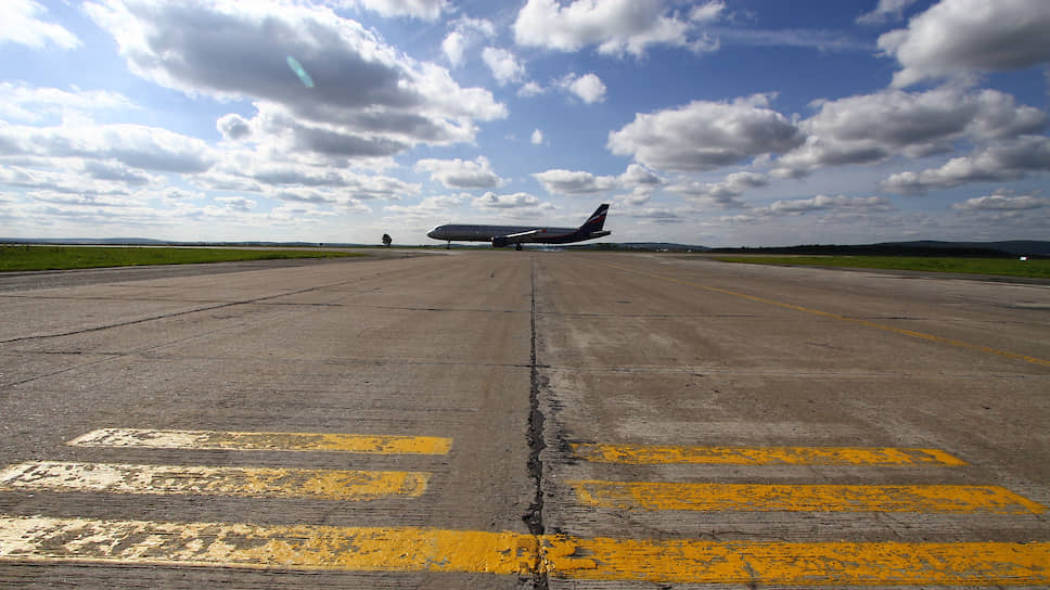 Airbus A321 авиакомпании &quot;Аэрофлот&quot; на взлетно-посадочной полосе аэропорта Кольцово