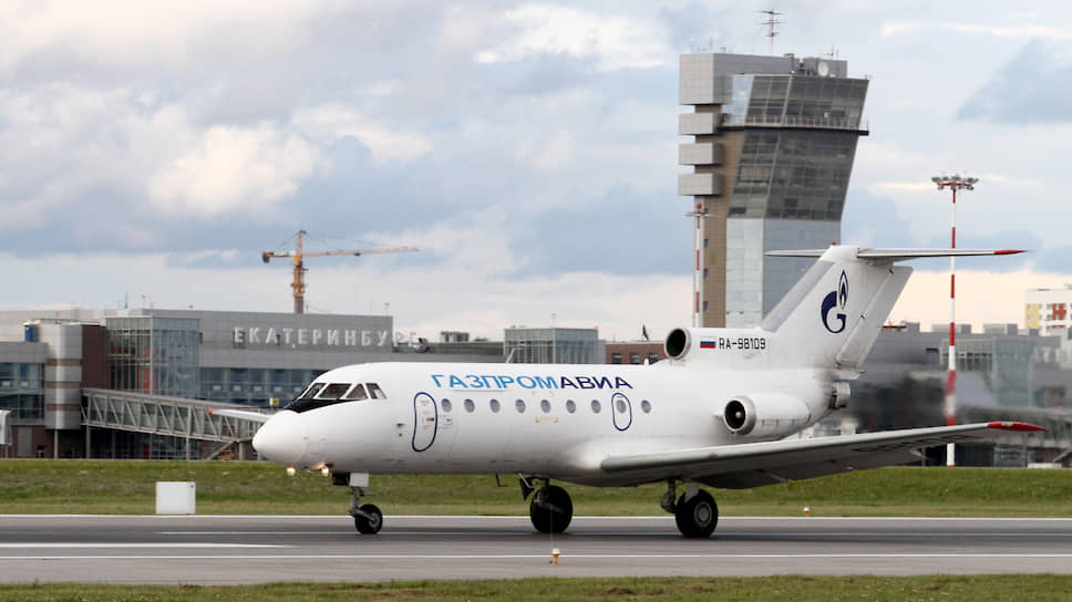 Самолет авиакомпании &quot;Газпромавиа&quot; в аэропорту Кольцово