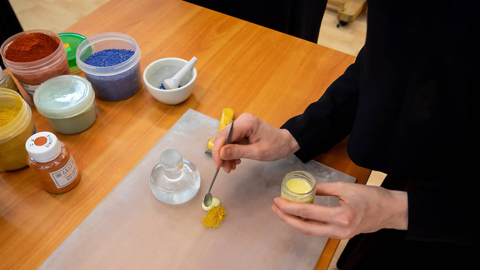 Начиная с обработки доски и заканчивая закреплением олифой, монахини стараются делать по древним рецептам, используя только натуральные материалы