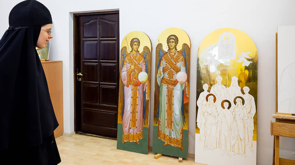 В иконописной мастерской сестры пишут иконы и иконостасы для храмов и монастырей России и Зарубежья, а также семейные и мерные иконы