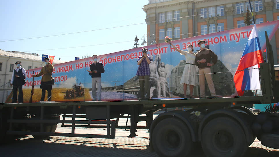 Колонна грузовиков с реконструкцией сценок времен Великой отечественной войны в честь Дня победы на площади 1905 года.
