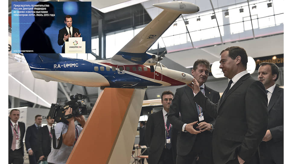 Андрей Козицын, экс-председатель правительства России Дмитрий Медведев и Аркадий Дворкович во время посещения выставки «Иннопром-2014»