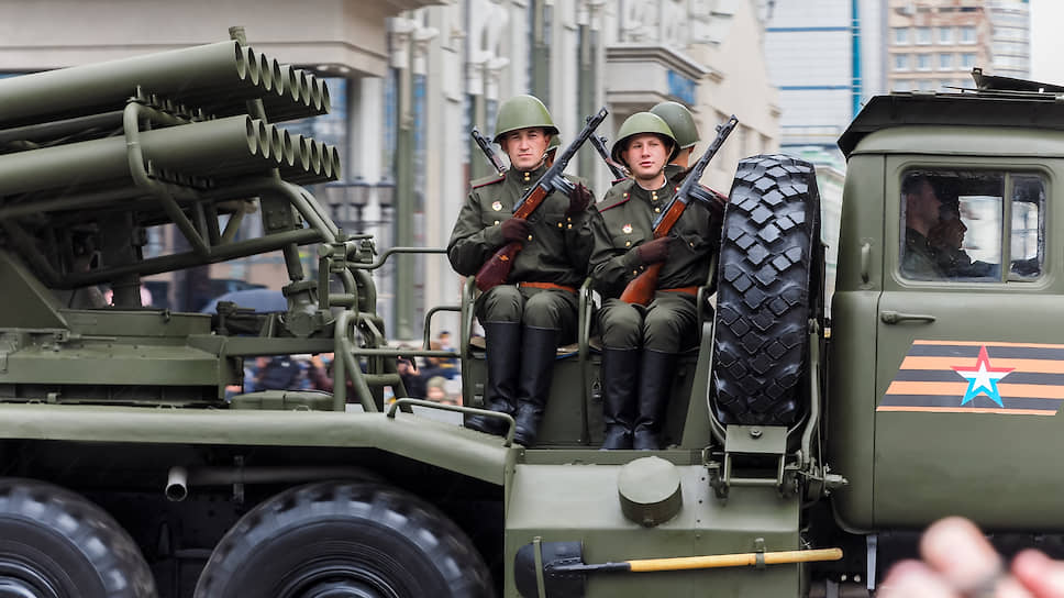 Парад войск екатеринбургского гарнизона на площади 1905 года, посвященный 75-летию Победы в Великой Отечественной войне

