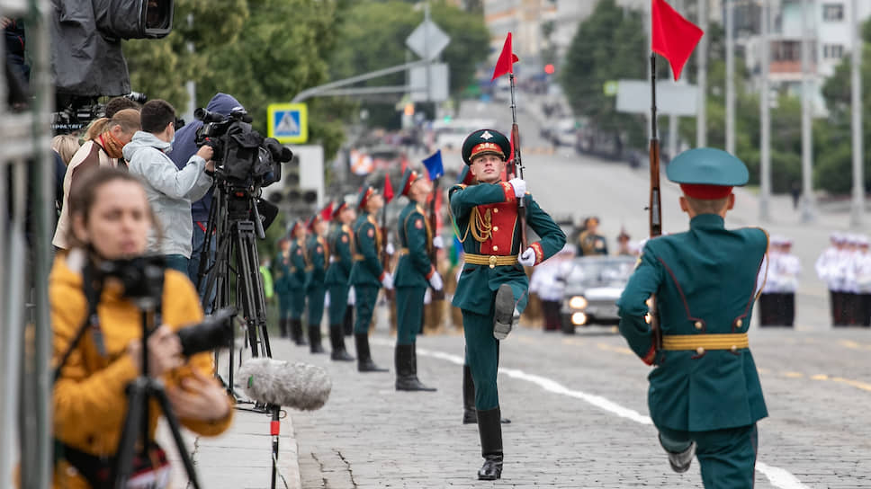 Парад войск екатеринбургского гарнизона на площади 1905 года, посвященный 75-летию Победы в Великой Отечественной войне
